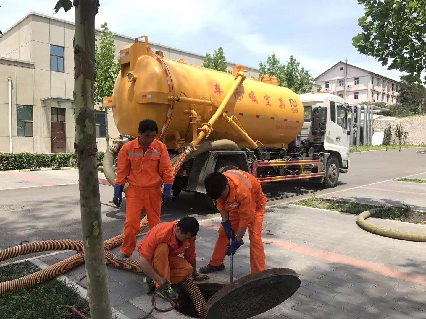 贾汪管道疏通车停在窨井附近