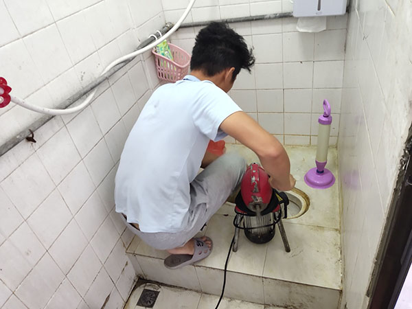 贾汪管道堵塞冒臭气 专业师傅现场解决问题