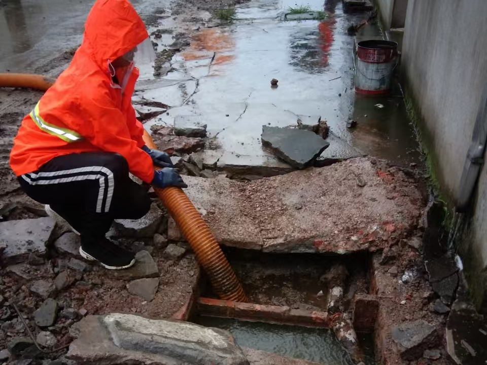 贾汪专业清理污水池 炜誉市政以规范流程守护城市 “肠道”